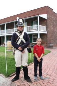 在麦克亨利堡，一名Dayspring学生与一名士兵站在一起.